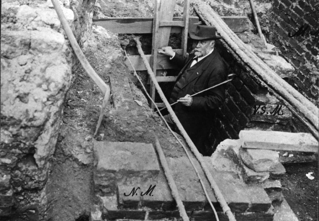 PM Byvandring i middelalderens 1.000 aar gamle fodspor sh foto af Frits Uldall i udgravning 30 4 25 MOE