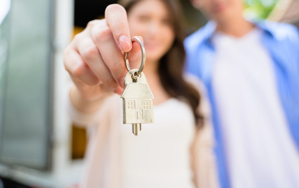 couple of husband and wife holding key of new hous 2024 10 10 23 37 33 utc