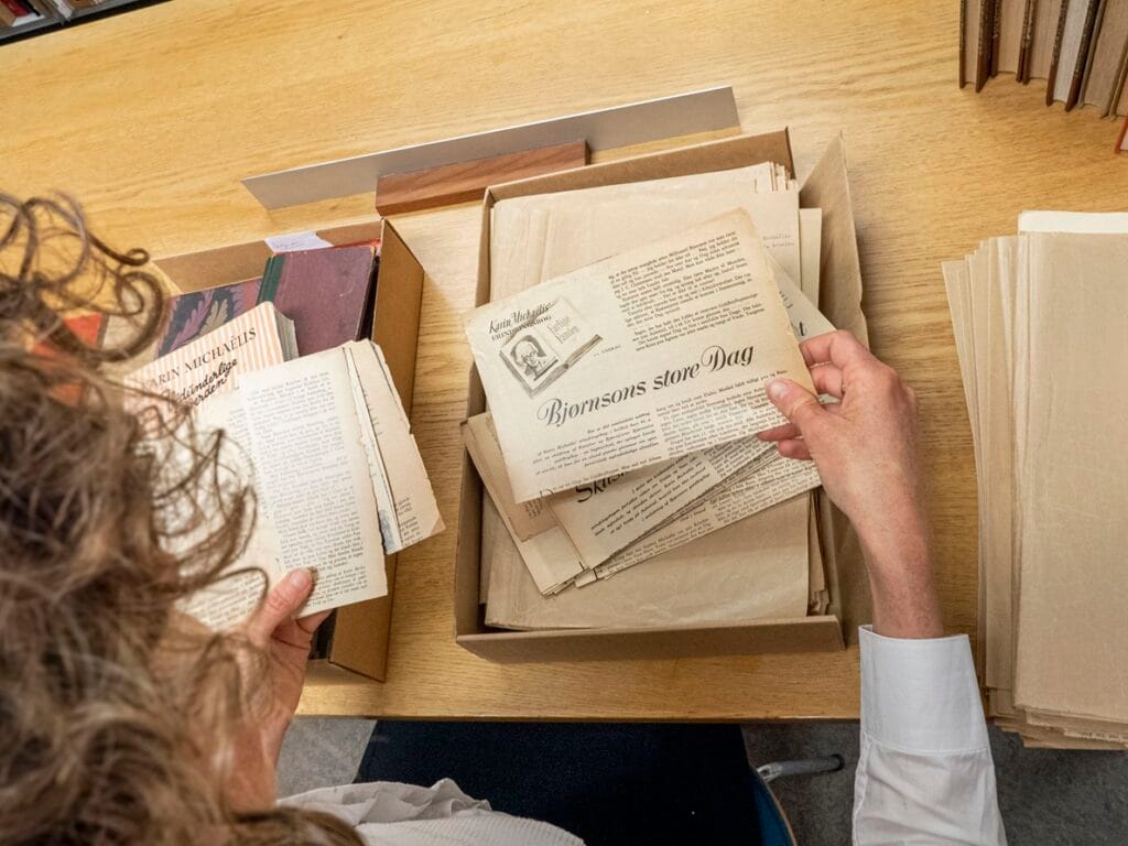 PM Gemmer din slaegt paa fantastiske historier bladrer i dokumenter 9 9 25 MOE