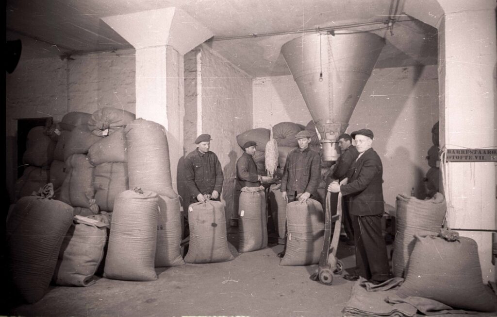 PM Ny bog fortaeller historien om Randers Havn der staar foran en komplet forvandling N3001860 sh foto af maend og saekke 6 11 25 MOE