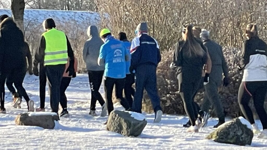 traen med gruppe paa vej udendoers gaa og loebetur