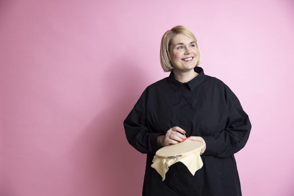 PM Lidt broderi har aldrig skadet – er det kuren mod stress portraet Rikke Mia Skovdal 9 3 26 MOE