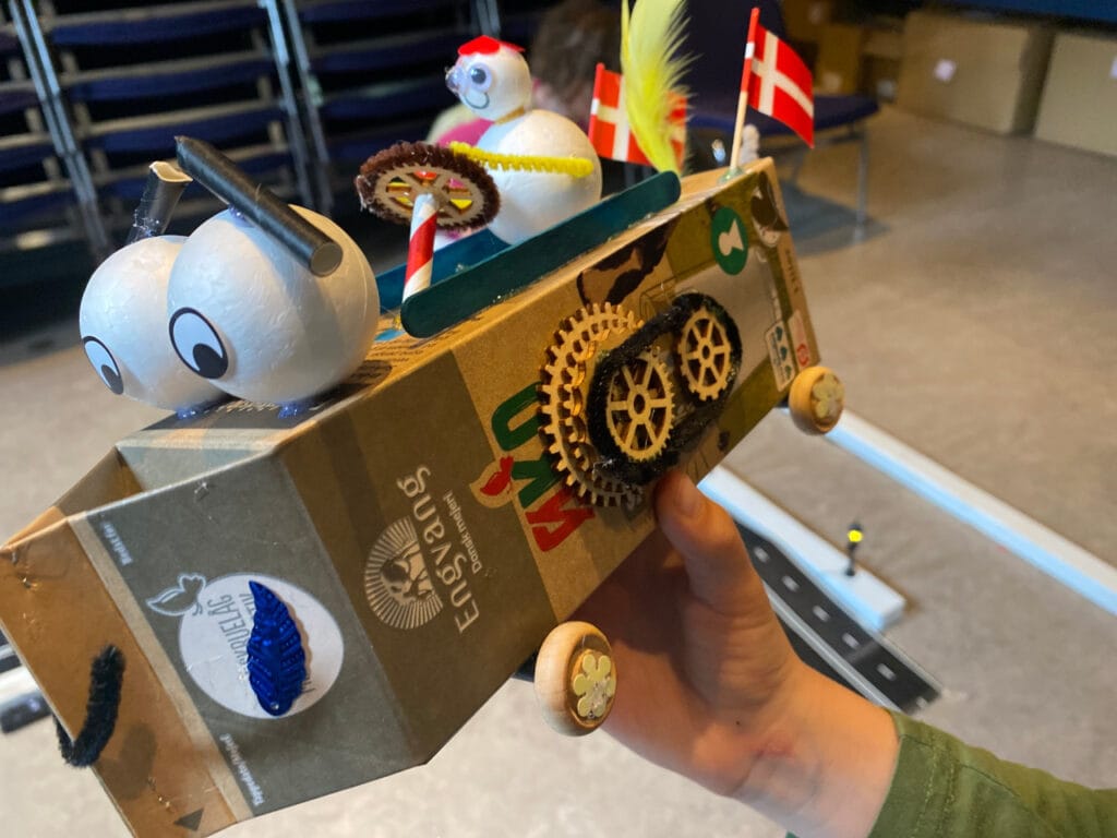 PM Paaskeferien er kreativ elektrisk – og paa fire hjul elbil af karton med haand 11 3 26 MOE