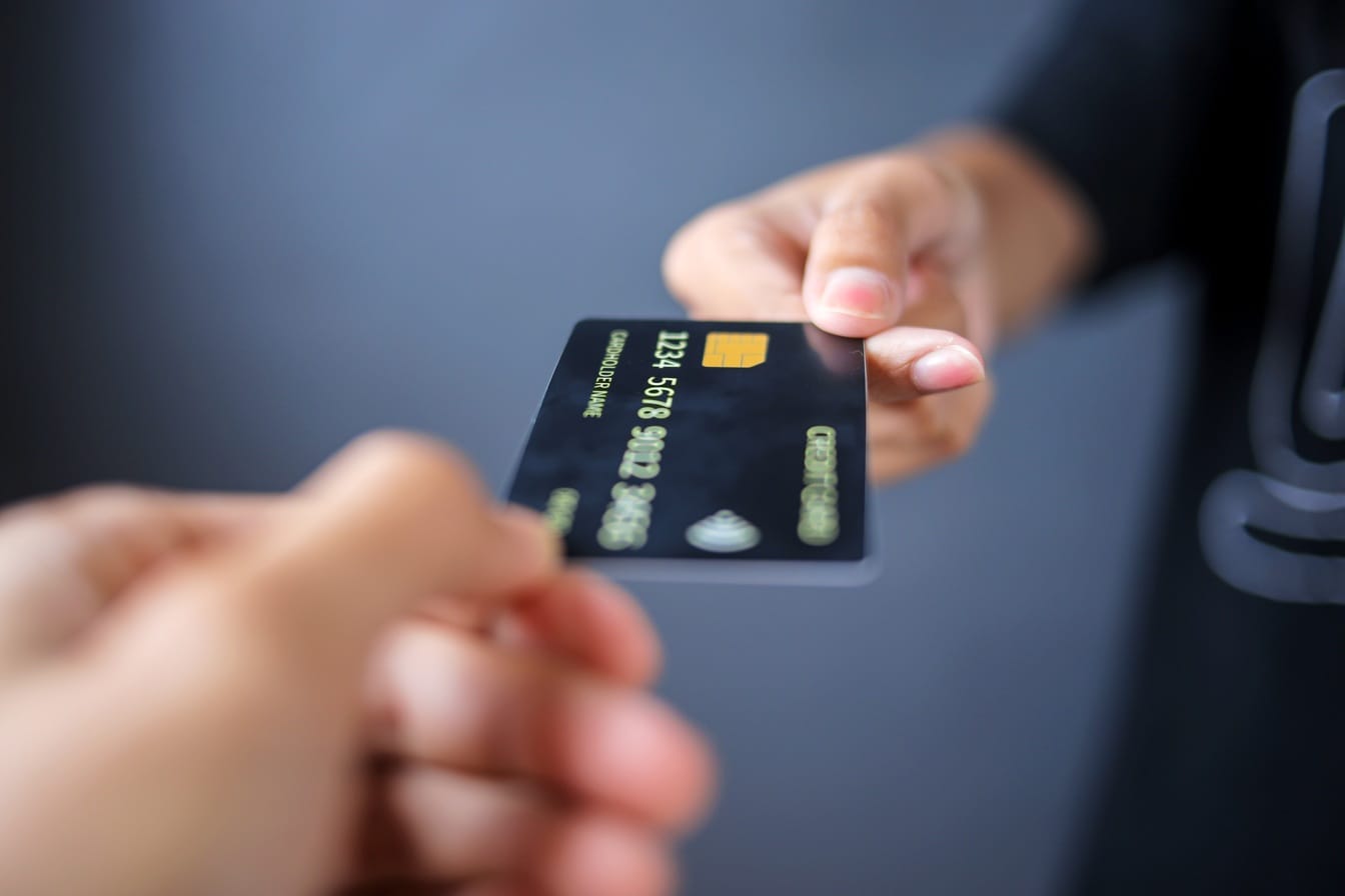 credit card exchange between two people indoors 2026 01 08 23 37 59 utc 1