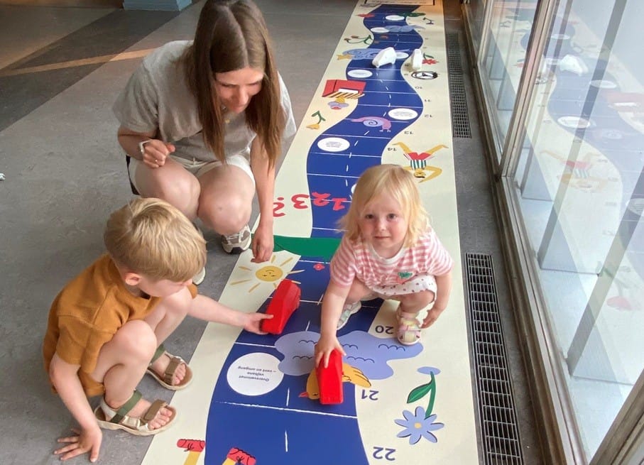 PM Viden og oplevelser Museum Oesjylland tager hul paa nyt program familie leger paa gulvet 2 9 26 MOE